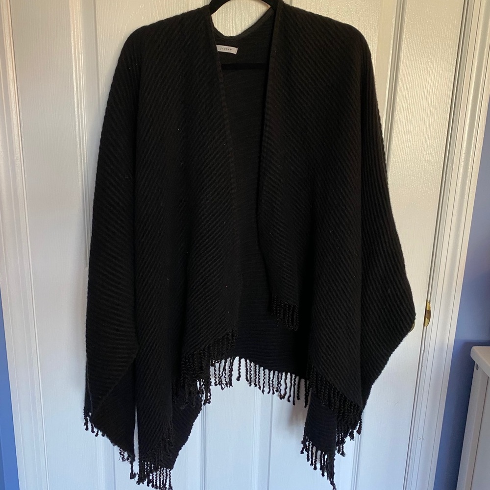 Black wool wrap with fringes
